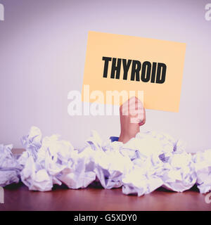 Mano azienda carta gialla con THYROIDCONCEPT Foto Stock