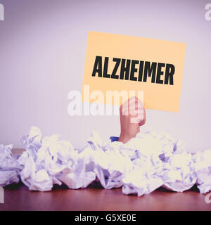 Mano azienda carta gialla con ALZHEIMERCONCEPT Foto Stock