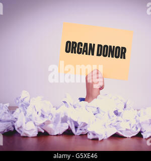 Mano azienda carta gialla con organo DONORCONCEPT Foto Stock