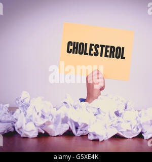 Mano azienda carta gialla con CHOLESTEROLCONCEPT Foto Stock