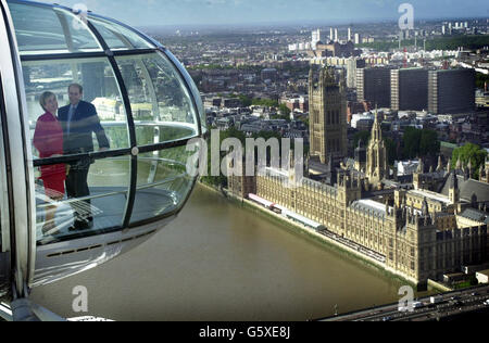 Il conte e la contessa di Wessex cavalcano sul London Eye per lanciare il Golden Jubilee weekend festeggiamenti. Questo fine settimana a Londra si tengono due concerti, una mostra di fuochi d'artificio, un servizio commemorativo e una grande sfilata per celebrare il Giubileo d'oro della Regina Elisabetta II Foto Stock