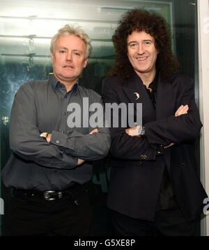 Il membro della regina Roger Taylor (a sinistra) e Brian May, ospiti dello show della colazione di Capital FM, presso la sede centrale della stazione radio a Leicester Square, Londra. La coppia è stata intervistata prima del concerto pop giubilare, che Brian aprirà con una versione di "Dio Salva la Regina". Foto Stock