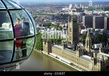 Il conte e la contessa di Wessex cavalcano sul London Eye per lanciare il Golden Jubilee weekend festeggiamenti. Questo fine settimana a Londra si tengono due concerti, una mostra di fuochi d'artificio, un servizio commemorativo e una grande sfilata per celebrare il Giubileo d'oro della Regina Elisabetta II Foto Stock