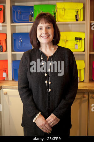 Il fondatore Julie Deane alla festa di lancio della Cambridge Satchel Company per il loro primo negozio, a Covent Garden, Londra. Foto Stock