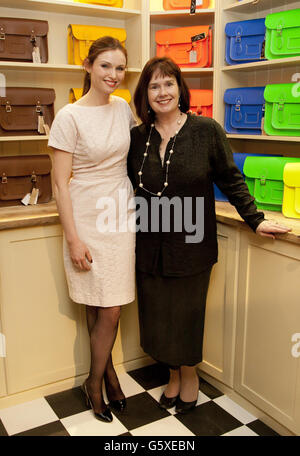 Sophie Ellis Bextor (a sinistra) e il fondatore Julie Deane alla festa di lancio della Cambridge Satchel Company per il loro primo negozio, a Covent Garden, Londra. Foto Stock