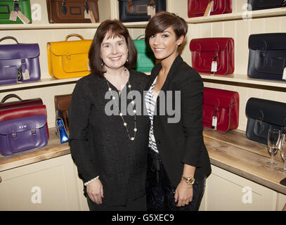 Il fondatore Julie Deane e Frankie Sandford (a destra) alla festa di lancio della Cambridge Satchel Company per il loro primo negozio, a Covent Garden, Londra. Foto Stock