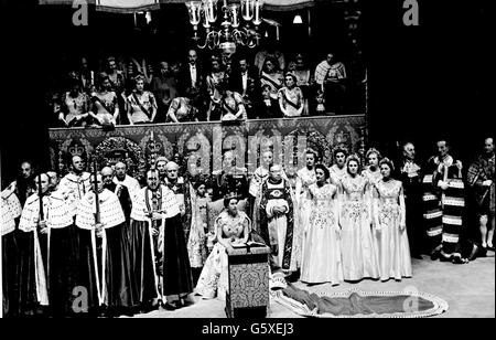 Il principe Carlo, in piedi tra la Regina Madre e la Principessa Margaret, scompare per un attimo, dietro il baldacchino da cui le relazioni reali guardano la Regina, le sue Maid d'onore e i coetanei. Foto Stock