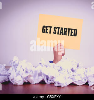 Mano azienda carta gialla con GET STARTEDCONCEPT Foto Stock