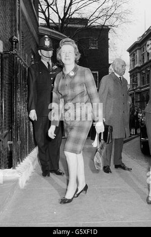 Barbara Castle, Segretario di Stato per l'occupazione e la produttività, arriva a Downing Street al 10 per unirsi al primo Ministro in un incontro con i rappresentanti del Congresso sindacale. Foto Stock