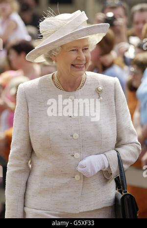 La Regina Elisabetta II accoglie le folle nei terreni del Castello di Windsor, Berkshire, dopo aver partecipato a un servizio domenicale del Giubileo d'Oro alla St George's Chapel. Foto Stock