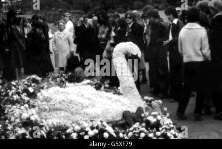 Un gigante cigno bianco scolpito in fiori ha impresso i tributi floreali al funerale della pop star Marc Bolan al Golders Green crematorium di North London. Foto Stock