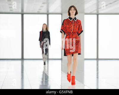 Modelli sulla passerella durante lo spettacolo della passerella Preen il terzo giorno della London Fashion Week, alla Heron Tower, Londra. Foto Stock