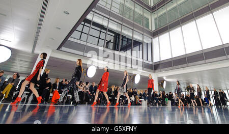 Modelli sulla passerella durante lo spettacolo della passerella Preen il terzo giorno della London Fashion Week, alla Heron Tower, Londra. Foto Stock