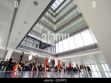 Modelli sulla passerella durante lo spettacolo della passerella Preen il terzo giorno della London Fashion Week, alla Heron Tower, Londra. Foto Stock