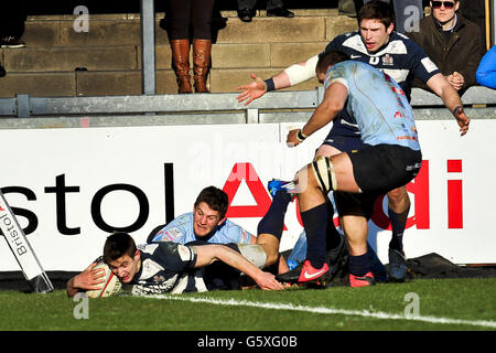 George Watkins di Bristol segna la prima prova durante la partita del campionato RFU al Memorial Stadium di Bristol. Foto Stock