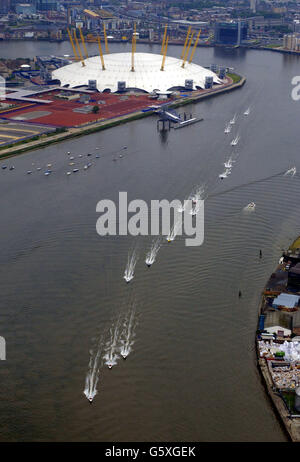 Vista aerea delle barche che passano dal Millennium Dome durante il Gran Premio Honda di Formula 4 tempi a Londra. La gara è la prima a passare attraverso la capitale in oltre quarant'anni, e si concluderà a Southend-on-Sea. Foto Stock