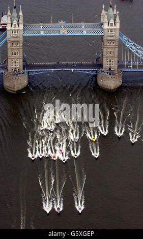 Vista aerea delle barche che passano dal Tower Bridge all'inizio dell'Honda Formula 4-Stroke London Barcha a motore Grand Prix. La gara è la prima a passare attraverso la capitale in oltre quarant'anni, e si concluderà a Southend-on-Sea. Foto Stock