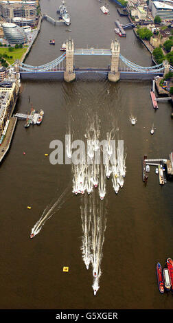 Vista aerea delle barche che passano dal Tower Bridge all'inizio dell'Honda Formula 4-Stroke London Barcha a motore Grand Prix. La gara è la prima a passare attraverso la capitale in oltre quarant'anni, e si concluderà a Southend-on-Sea. Foto Stock