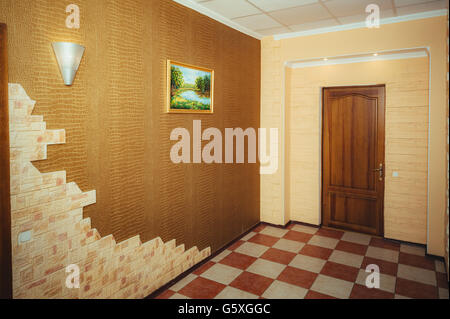 Ingresso dell'appartamento. Grand design - il corridoio e la porta principale Foto Stock