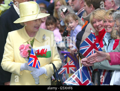 La regina Elisabetta II è accolta da bravolanti durante una passeggiata su High Street a Bangor, come parte della sua visita al Giubileo d'oro nel Galles del Nord. Foto Stock