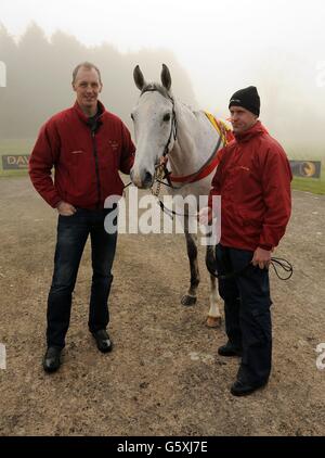 Horse Racing - David Pipe Stable Visit - Pond House. Il formatore David Pipe (a sinistra) con Grands Crus durante la visita a David Pipes Stables presso Pond House, Nicholashayne. Foto Stock