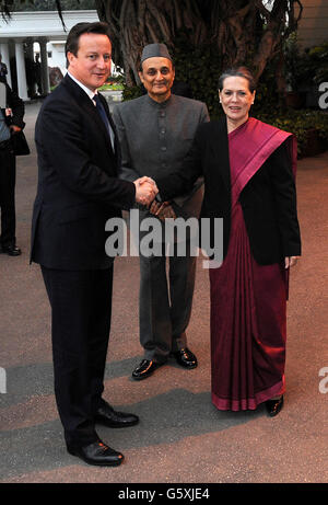 Il primo ministro David Cameron incontra Sonia Gandhi, presidente del partito del Congresso nazionale indiano, nella sua residenza a Nuova Delhi, India, durante il secondo giorno di una visita di tre giorni nel paese. Foto Stock