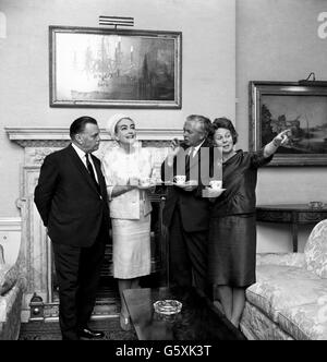 Il sig. E la sig.ra Harold Wilson chiacchierano con l'attrice americana Joan Crawford e Sir Billy Butlin nella stanza di Boudoir al n. 10, Downing Street. Foto Stock