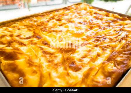 Tradizionale Banitsa turca fatta in casa - torta con formaggio in un vassoio Foto Stock