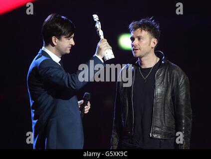 Ben Knowles (a sinistra) di War Child e Damon Albarn (a destra) raccolgono il Premio Speciale per conto di War Child durante i 2013 Brit Awards all'O2 Arena di Londra. Foto Stock