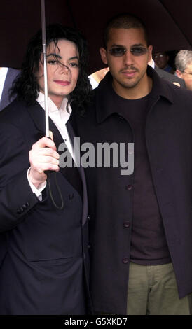 Il cantante STATUNITENSE Michael Jackson e il mago americano David Blaine durante un tour delle Houses of Parlment, a Londra. Jackson era l'ospite del Labor Peer Lord Janner, che ha risolto il tour guidato della stella come un favore per il suo amico vicino, il cucchiaio-bending psichico Uri Geller. Foto Stock