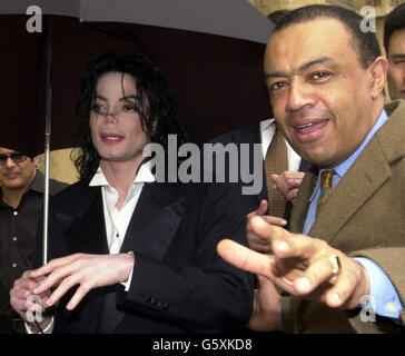 Il Segretario Generale del Tesoro Paul Boateng offre al cantante statunitense Michael Jackson un tour delle Houses of Parliment, a Londra. Jackson era l'ospite del Labor Peer Lord Janner, che ha fissato il tour guidato della star come un favore per il suo amico vicino, Uri Geller psichico a cucchiaio. Foto Stock