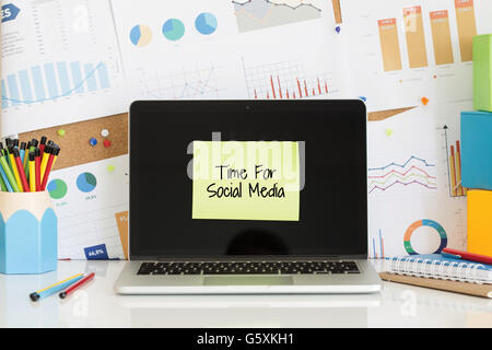 Tempo per i social media nota adesiva incollata sullo schermo del computer portatile Foto Stock