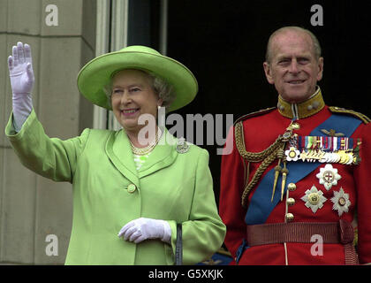 La Regina Elisabetta II della Gran Bretagna, con il Duca di Edimburgo, si protrade da Buckingham Palace, Londra dopo la cerimonia annuale Trooping the Color. Foto Stock