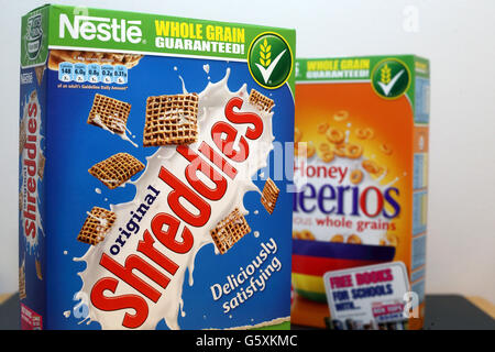 Scorte Nestle. Una foto generale di Nestle Shreddies e Honey Cheerios Foto Stock