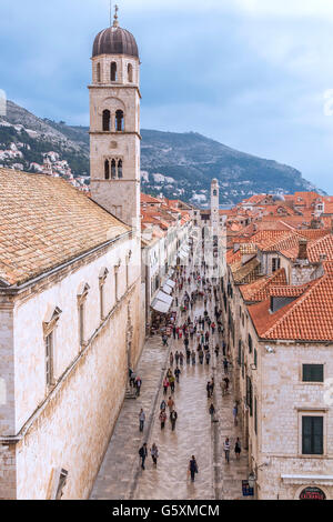 Placa Stradun (via principale) visto da mura della città di Dubrovnik Croazia Foto Stock