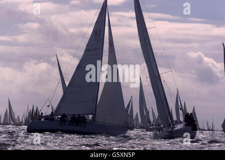 Gli yacht prendono parte alla gara Round the Island, al largo dell'Isola di Wight. Oltre 1,600 yacht e 13,000 marinai hanno partecipato all'evento annuale di Cowes per un giro di 50 miglia nautiche, circumnavigazione in senso antiorario dell'Isola di Wight. *il catamarano Maiden II di Tracy Edwards è tornato nelle acque britanniche nel nick del tempo dopo aver preso il record di distanza navigato in 24 ore dalla barca americana PlayStation. Foto Stock