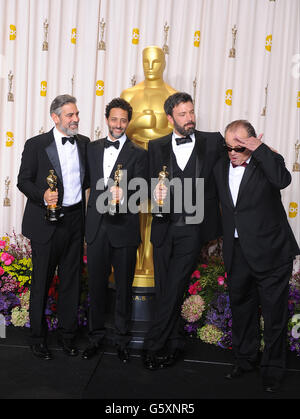 George Clooney, Grant Heslov e ben Affleck con i loro oscar per le migliori immagini ricevute per Argo insieme a Jack Nicholson all'85esimo Academy Awards al Dolby Theatre di Los Angeles. Foto Stock