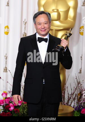 Ang Lee con il suo oscar per il miglior regista ricevuto per Life of Pi all'85esimo Academy Awards al Dolby Theatre di Los Angeles. Foto Stock