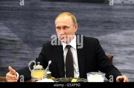 Il presidente russo Vladimir Putin durante un incontro internazionale con agenzie di notizie sugli spalti del San Pietroburgo International Economic Forum Giugno 17, 2016 a San Pietroburgo, Russia. Foto Stock