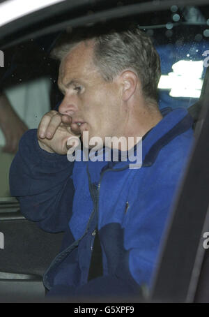 Tony Cowley, il co-driver non di guida su un autobus dalla Largs Academy, Glasgow, che si è schiantato in Francia uccidendo una studentessa e ferendone altri 11, parte in un taxi dal centro della comunità Antoine de St-Exupery a Semur en Auxois. *...vicino a Digione, nella Francia centrale, dove alcune vittime del loro incidente di pulmann per le vacanze scolastiche, che questa mattina ha ucciso una studentessa e, stando a quanto riferito, ha ferito gravemente altri 11 insegnanti, sono stati curati. Foto Stock