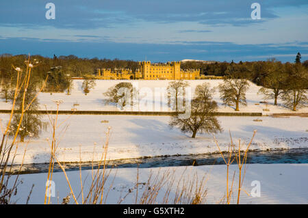 Il castello di pavimenti, Kelso Scottish Borders in inverno con la neve Foto Stock