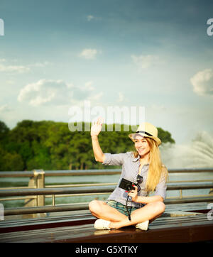 Felice giovane ragazza Hipster salutando Foto Stock