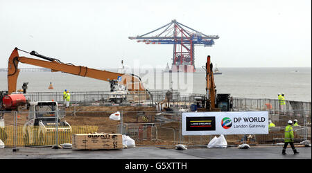 La nave Zhen Hua 26 arriva dalla Cina per consegnare tre gru di banchina alte 138 metri al nuovo porto di trasporto globale del Regno Unito, il DP World's London Gateway, in costruzione a Stanford-le-Hope, Essex. Foto Stock