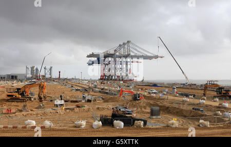 Una vista di tre gru di banchina giganti, alte 138 metri, vengono consegnate al nuovo porto marittimo globale del Regno Unito, il Gateway di Londra di DP World, in costruzione a Stanford-le-Hope, Essex, dopo un viaggio di tre mesi in mare dalla Cina. Foto Stock
