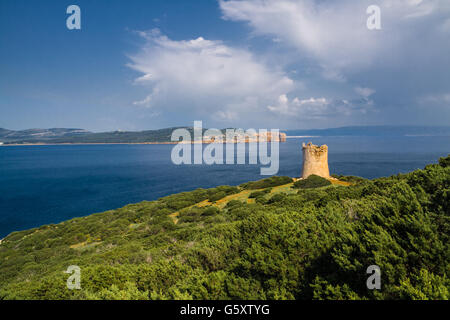 Torre vicino al mare. Capo Caccia. L'isola di Sardegna. Italia Foto Stock