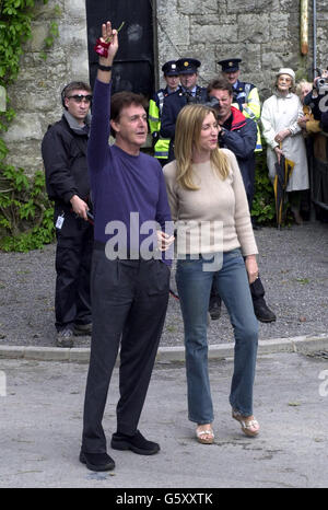 L'ex Beatle Sir Paul McCartney e la sua sposa Heather Mills posano per i fotografi, al di fuori di Castle Leslie, a Glaslough, nella contea di Monaghan, Irlanda, prima del loro matrimonio. * Martedì. Circa 300 ospiti saranno intrattenuti all'interno del parco del castello dopo il servizio presso la chiesa di San Salvatore nel terreno della tenuta. Non è stata rivelata alcuna lista di ospiti, ma Eric Clapton, Ringo Starr, Sting e John Eastman - il fratello della defunta moglie di Sir Paul Linda - sono tutti stati invitati al matrimonio. Foto Stock