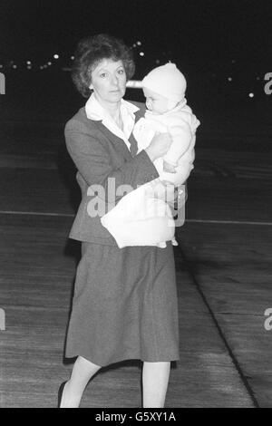 Il nanny reale Barbara Barnes trasporta il principe Guglielmo del Galles attraverso il asfalto all'aeroporto di Heathrow per salire a bordo dell'aereo che porta lui e i suoi genitori, il principe e la principessa del Galles, in Australia, dove iniziano la loro visita di sei settimane in Nuova Zelanda e Australia. Foto Stock