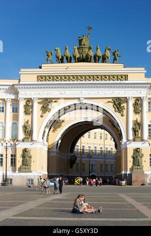 Vittoria alata su di un carro al di sopra di un arco trionfale, General Staff Building, la Piazza del Palazzo, San Pietroburgo, Russia Foto Stock