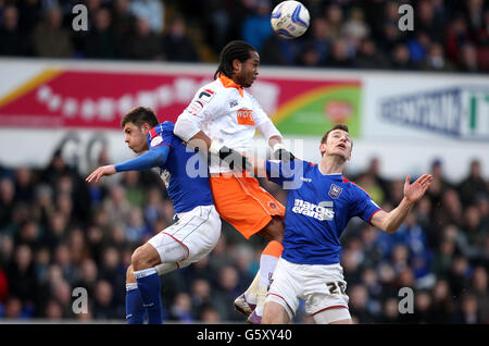 Calcio - Npower Football League Championship - Ipswich Town / Blackpool - Portman Road. Tommy Smith di Ipswich Town (a destra) e Aaron Cresswell (a sinistra) sono picchiati in aria da Nathan Delfoneso di Blackpool Foto Stock