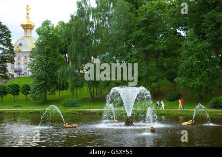 Fontane nei giardini di Peterhof, Petrodvorets, San Pietroburgo, Russia Foto Stock